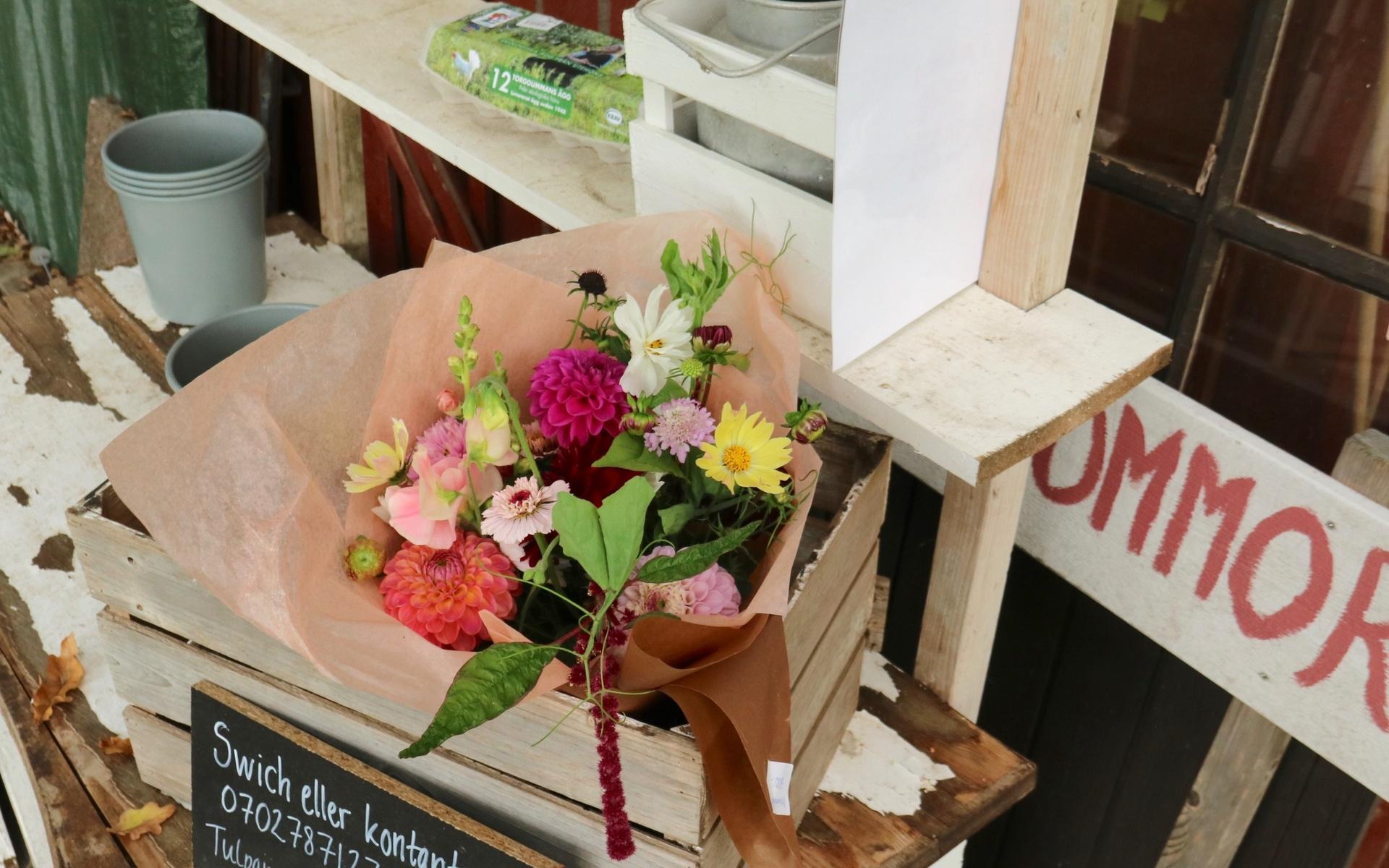Den lilla blomsterkiosken är utlämningsställe för de beställda buketterna ska bytas ut mot en kyl nästa år.
