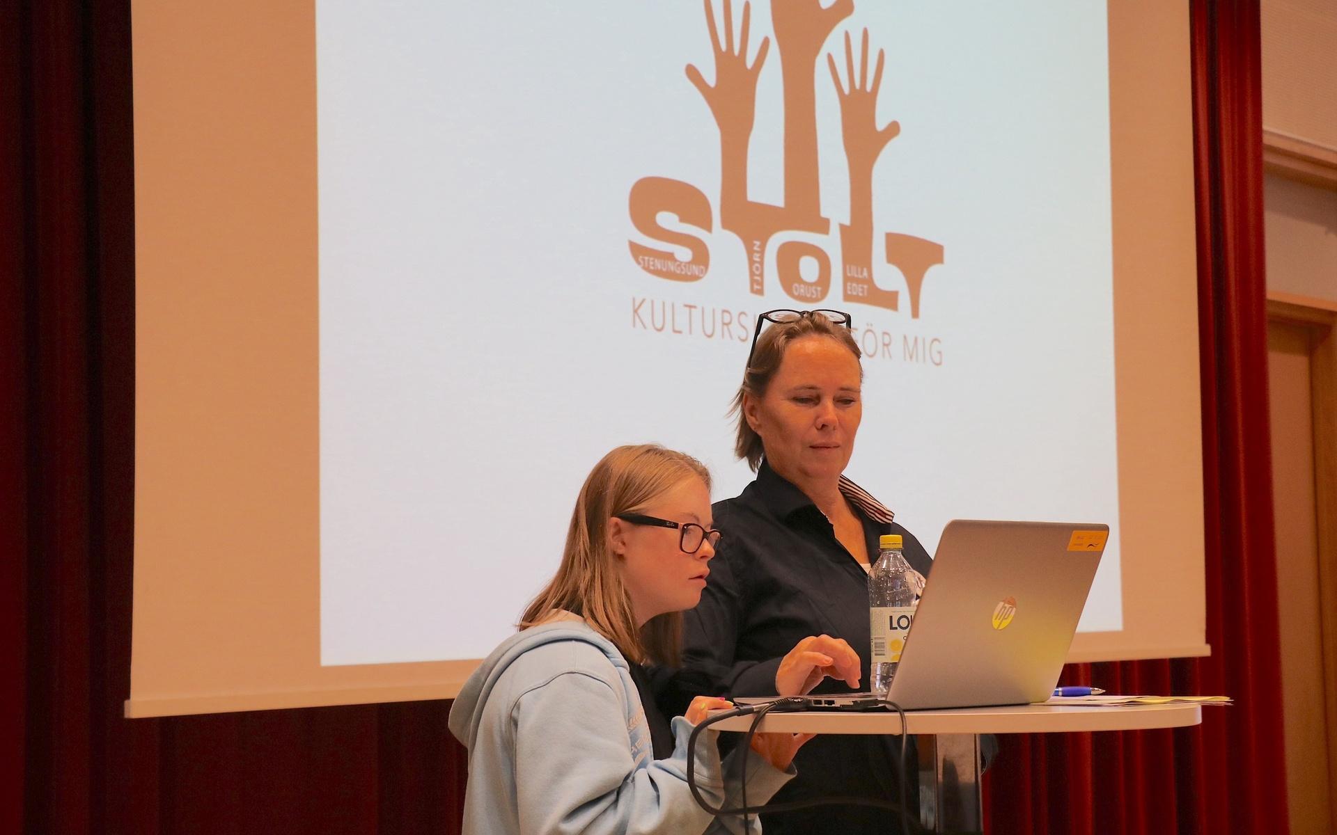 Annika Melin är projektledare för STOLT, hon hade under lördagen god hjälp av dottern Ellen. 