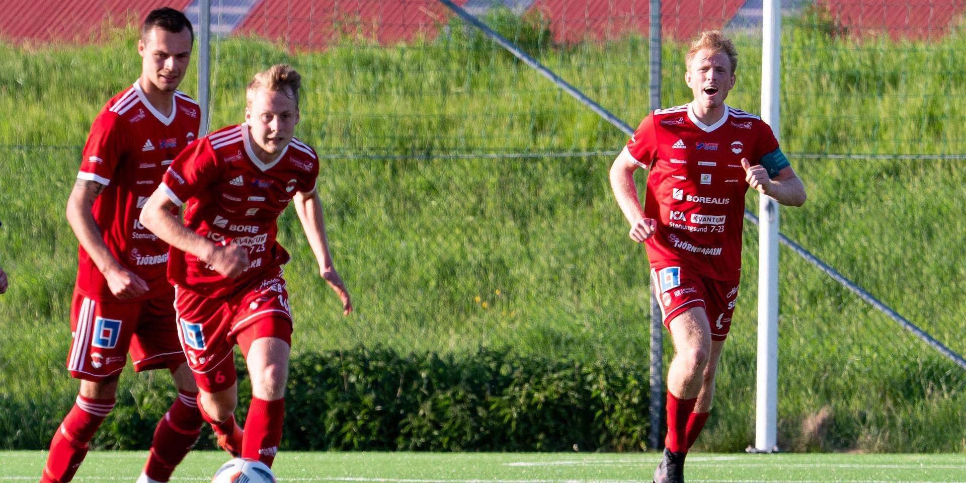 Stenungsunds lagkapten Adam Bergholtz till höger manar på Ludvig Ferdinandsson medan Gustav Kjellström ser på. Sif förlorade under lördagseftermiddagen omstarten i division 2 norra Götaland hemma mot Yxhult med 2–3.