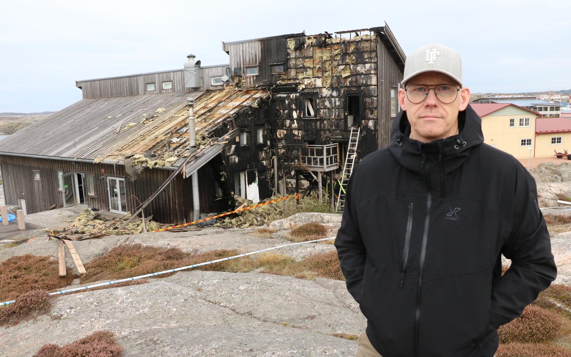 Pastor Thomas Jonsson vid Smedjan i Skärhamn, Lägenheten låg i den del som är mest eldhärjad. Övriga del av byggnaden har klarat sig med rök- och vattenskador. 